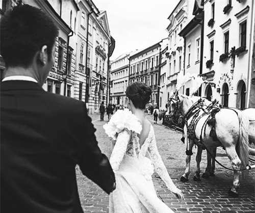 anh cuoi lang man nhu co tich cua diem trang o chau au - 6