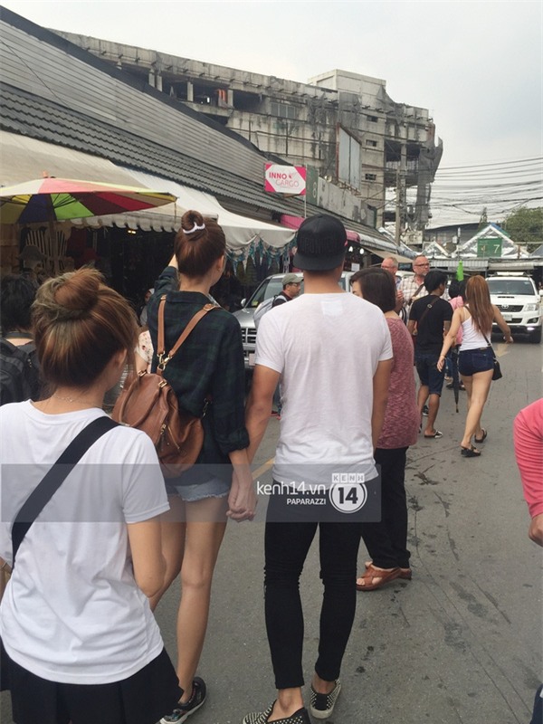 HOT: Lộ ảnh Kỳ Hân nắm chặt tay Mạc Hồng Quân đi mua sắm tại Thái Lan - Ảnh 2.