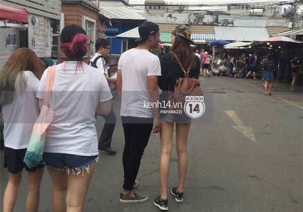 HOT: Lộ ảnh Kỳ Hân nắm chặt tay Mạc Hồng Quân đi mua sắm tại Thái Lan - Ảnh 3.