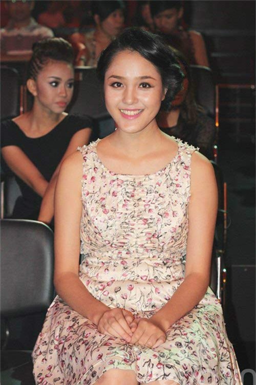 Mỹ nhân Việt bỗng "mất sạch vòng eo" chỉ vì váy áo - Ảnh 3.