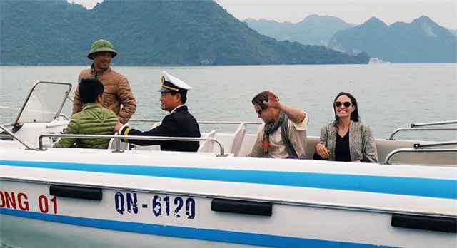 Angelina Jolie - Brad Pitt thăm vịnh Hạ Long bằng tàu 5 sao
