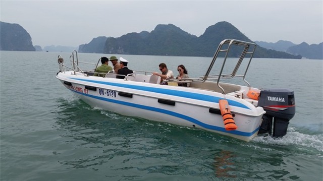 Angelina Jolie - Brad Pitt thăm vịnh Hạ Long bằng tàu 5 sao