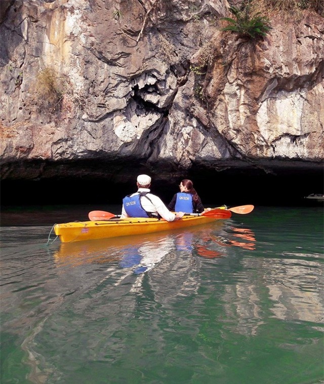 Angelina Jolie - Brad Pitt thăm vịnh Hạ Long bằng tàu 5 sao