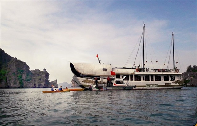 Angelina Jolie - Brad Pitt thăm vịnh Hạ Long bằng tàu 5 sao