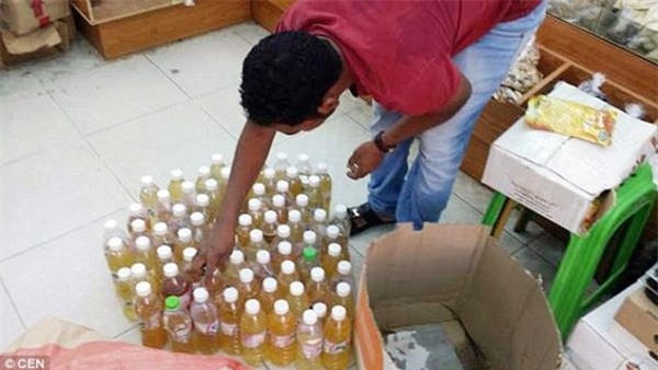 Chủ shop bán nước tiểu lạc đà fake hàng bằng... nước tiểu của mình - Ảnh 1.