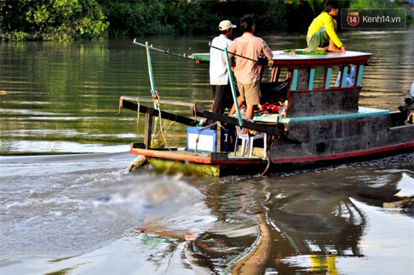 TP. HCM: Vợ khóc ngất bên thi thể chồng nhảy cầu tự tử vì buồn chuyện gia đình - Ảnh 1.