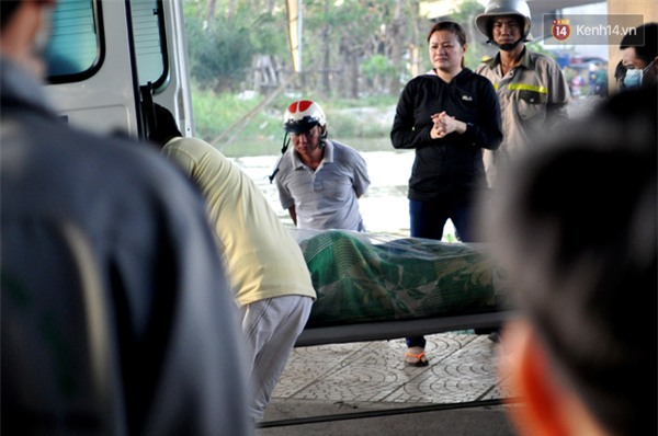 TP. HCM: Vợ khóc ngất bên thi thể chồng nhảy cầu tự tử vì buồn chuyện gia đình - Ảnh 2.