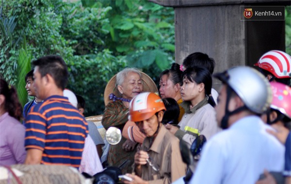 TP. HCM: Vợ khóc ngất bên thi thể chồng nhảy cầu tự tử vì buồn chuyện gia đình - Ảnh 3.