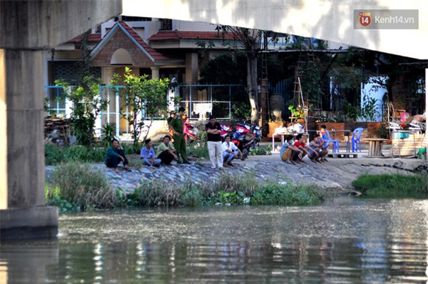 TP. HCM: Vợ khóc ngất bên thi thể chồng nhảy cầu tự tử vì buồn chuyện gia đình - Ảnh 4.