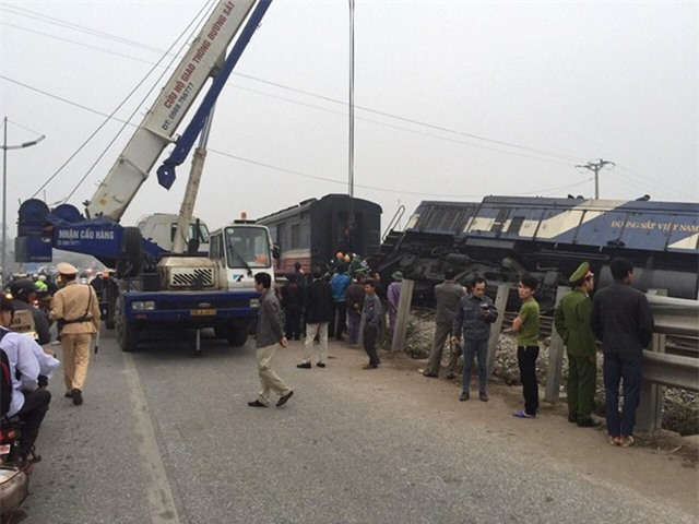 Tông xe tải, đầu tàu hỏa lật khỏi đường ray
