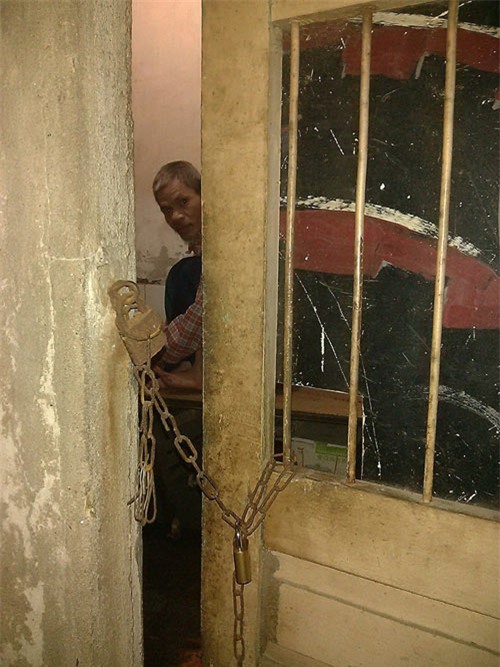 nhoi long me gia 80 tuoi 'nhot' con trai 50 nam trong phong - 2