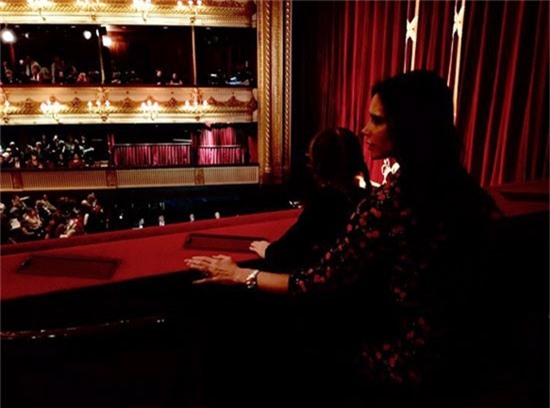 Dù bận rộn, Vic vẫn dành thời gian đi xem ballet với con gái. Ảnh: Instagram.