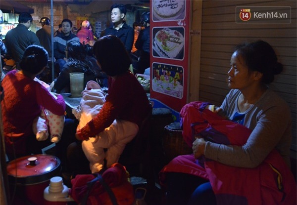 Chùm ảnh: Người Hà Nội trắng đêm đội mưa xếp hàng chờ vacxin 5 in 1 cho con - Ảnh 14.