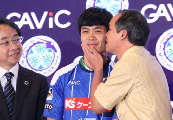 Nụ hôn của bầu Đức - Ảnh 1.