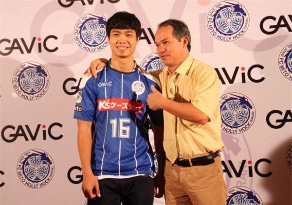 Nụ hôn của bầu Đức - Ảnh 2.