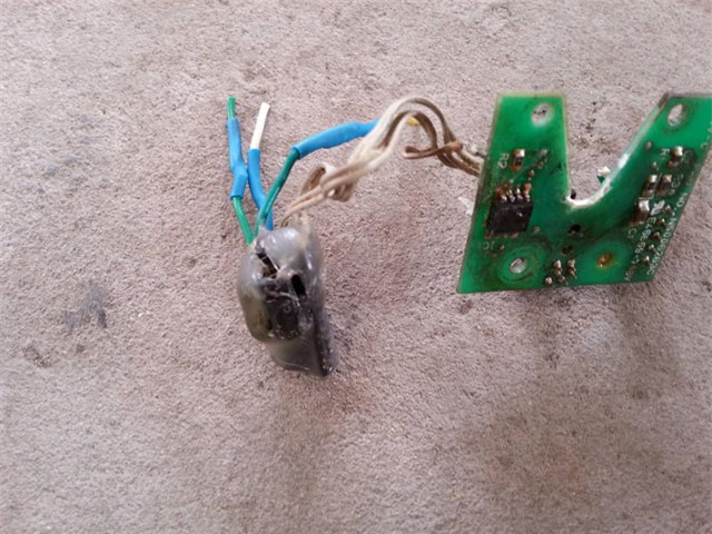 Hà Nội: Phát hiện 2 cây xăng gắn 6 chíp điện tử