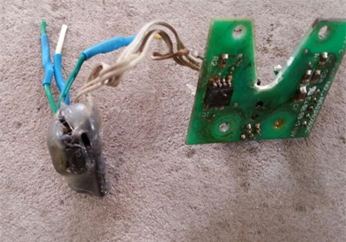 Hà Nội: Phát hiện 2 cây xăng gắn 6 chíp điện tử