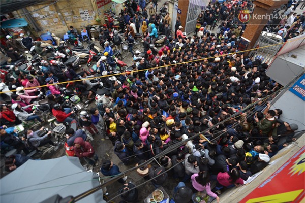 Hà Nội: Hoãn tiêm vacxin 5 in 1 vì hàng trăm người chen lấn, xô đẩy đến ngất xỉu - Ảnh 1.