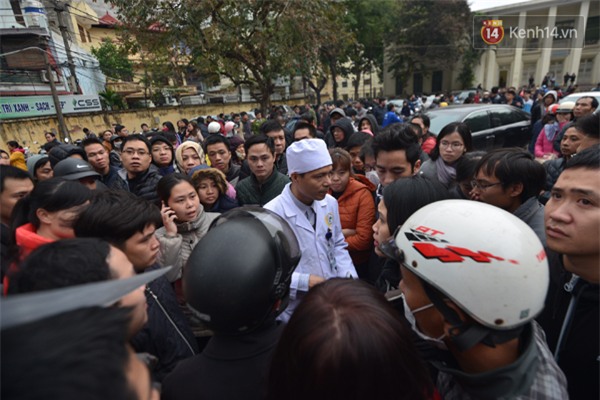 Hà Nội: Hoãn tiêm vacxin 5 in 1 vì hàng trăm người chen lấn, xô đẩy đến ngất xỉu - Ảnh 11.