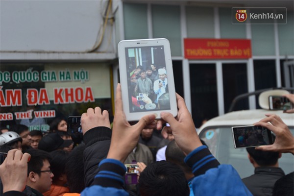 Hà Nội: Hoãn tiêm vacxin 5 in 1 vì hàng trăm người chen lấn, xô đẩy đến ngất xỉu - Ảnh 12.