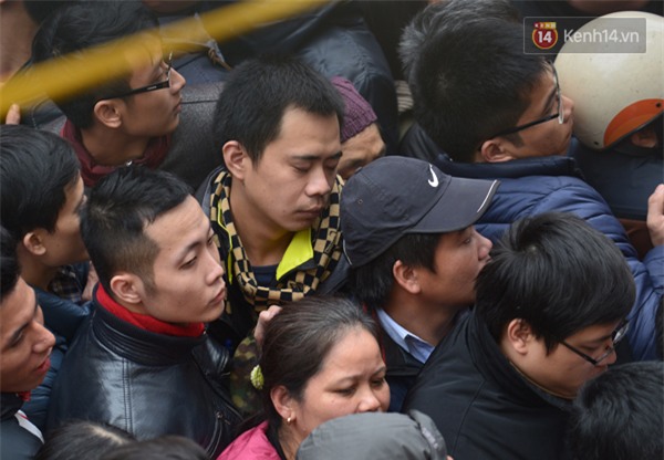 Hà Nội: Hoãn tiêm vacxin 5 in 1 vì hàng trăm người chen lấn, xô đẩy đến ngất xỉu - Ảnh 2.