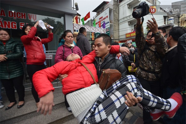 Hà Nội: Hoãn tiêm vacxin 5 in 1 vì hàng trăm người chen lấn, xô đẩy đến ngất xỉu - Ảnh 3.