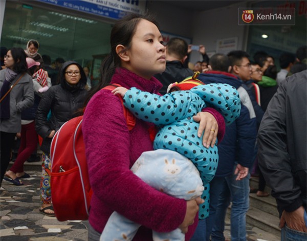 Hà Nội: Hoãn tiêm vacxin 5 in 1 vì hàng trăm người chen lấn, xô đẩy đến ngất xỉu - Ảnh 4.