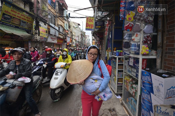 Hà Nội: Hoãn tiêm vacxin 5 in 1 vì hàng trăm người chen lấn, xô đẩy đến ngất xỉu - Ảnh 5.