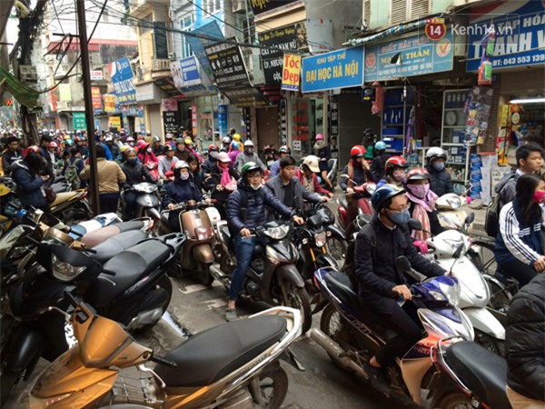 Hà Nội: Hoãn tiêm vacxin 5 in 1 vì hàng trăm người chen lấn, xô đẩy đến ngất xỉu - Ảnh 7.