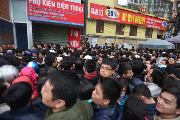 Hà Nội: Hoãn tiêm vacxin 5 in 1 vì hàng trăm người chen lấn, xô đẩy đến ngất xỉu - Ảnh 8.