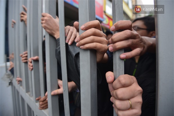 Hà Nội: Hoãn tiêm vacxin 5 in 1 vì hàng trăm người chen lấn, xô đẩy đến ngất xỉu - Ảnh 9.