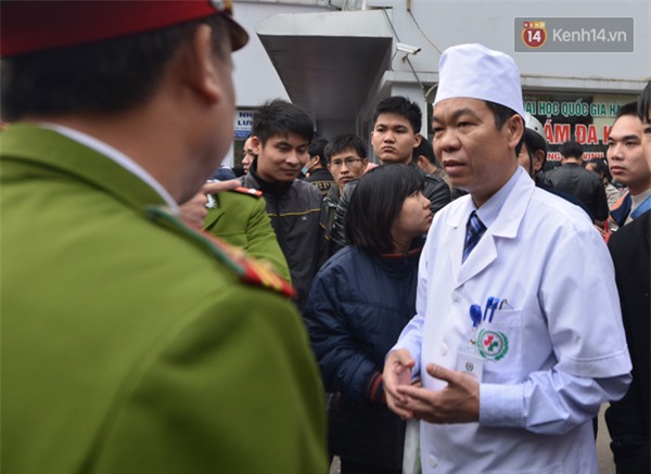 Hà Nội: Hoãn tiêm vacxin 5 in 1 vì hàng trăm người chen lấn, xô đẩy đến ngất xỉu - Ảnh 10.