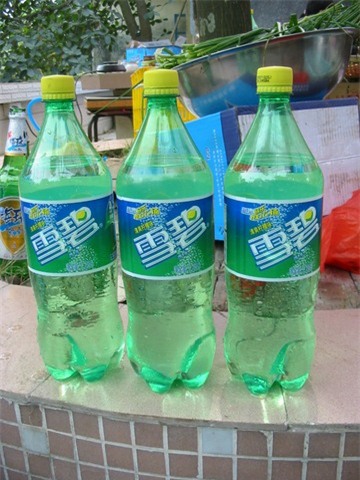 nhung vu “ruoi trong chai” nuoc ngot noi tieng the gioi - 1