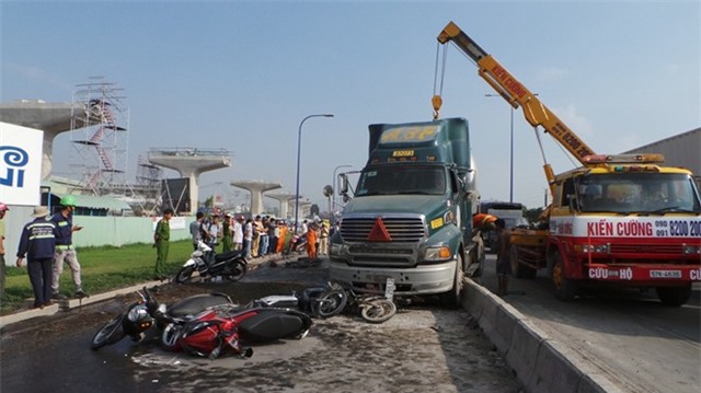 Xe bồn gây tai nạn hàng loạt, xa lộ Hà Nội kẹt cứng