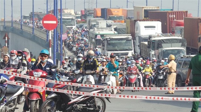 Xe bồn gây tai nạn hàng loạt, xa lộ Hà Nội kẹt cứng