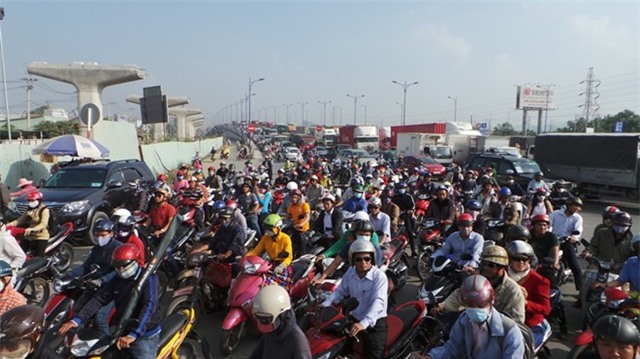 Xe bồn gây tai nạn hàng loạt, xa lộ Hà Nội kẹt cứng