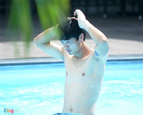 Công Phượng bơi một tay vì sợ ảnh hưởng chấn thương - Ảnh 2.