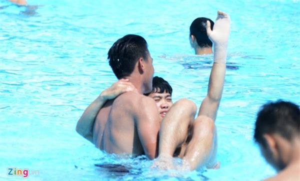 Công Phượng bơi một tay vì sợ ảnh hưởng chấn thương - Ảnh 3.