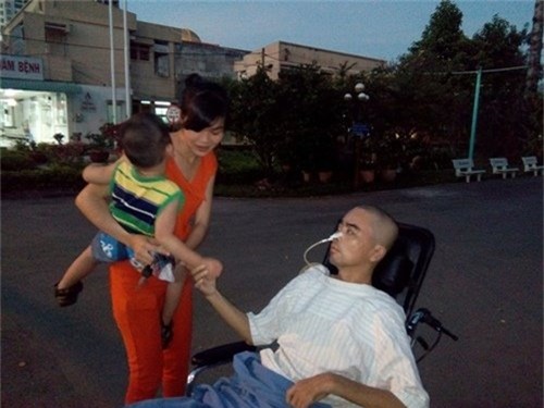 Xúc động trước hình ảnh Nguyễn Hoàng nửa tỉnh nửa mê vẫn cố nắm tay con trai - Ảnh 1.