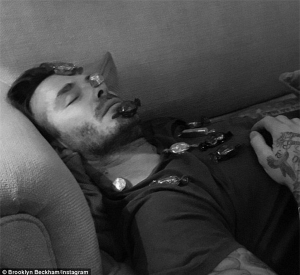 Đây là cách trả thù không thể "bá đạo" hơn mà Brooklyn Beckham dành cho bố - Ảnh 1.