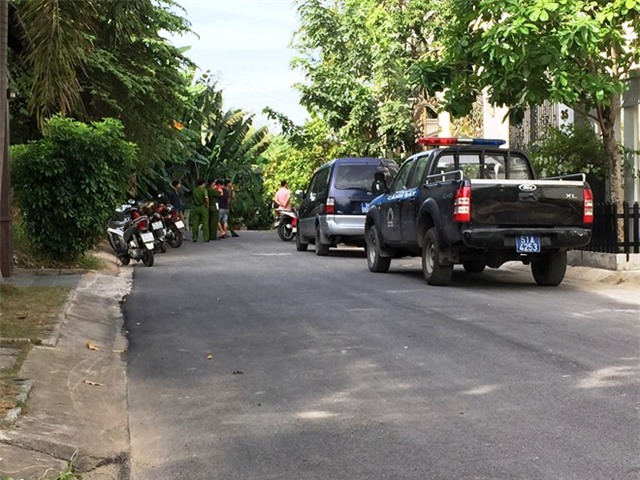 Lực lượng chức năng khám nghiệm hiện trường ngôi nhà. Ảnh: Khánh Trung.