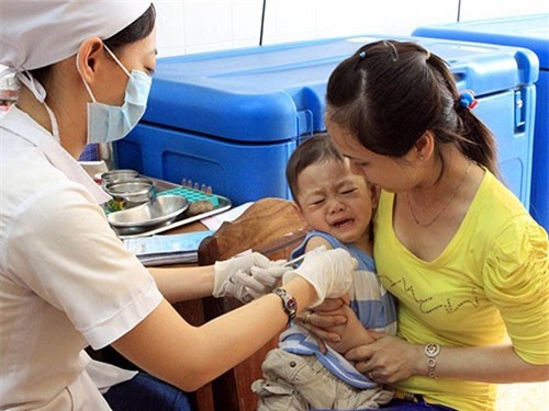 Quinvaxem hay Pentaxim đều có thể xảy ra biến chứng