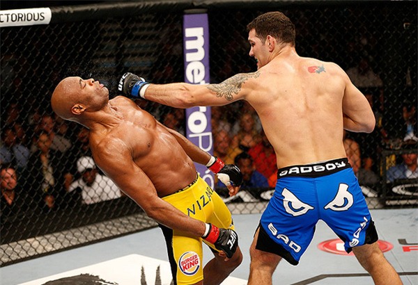 4 lần "ngã ngựa" gây sốc của các nhà vô địch UFC - Ảnh 2.