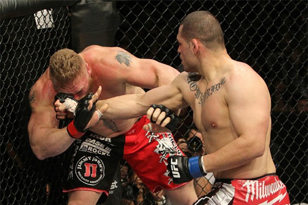 4 lần "ngã ngựa" gây sốc của các nhà vô địch UFC - Ảnh 11.