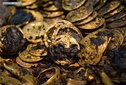 hàng trăm bánh vàng, cổ mộ hoàng đế,