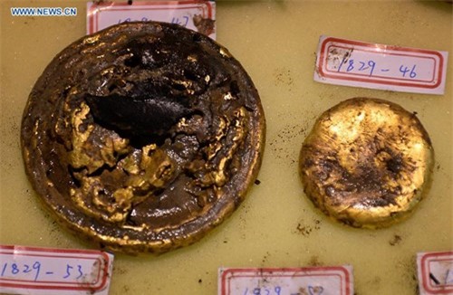 hàng trăm bánh vàng, cổ mộ hoàng đế,