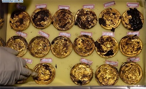 hàng trăm bánh vàng, cổ mộ hoàng đế,