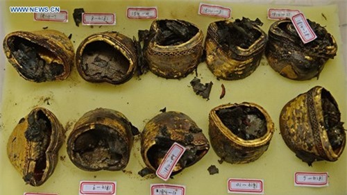 hàng trăm bánh vàng, cổ mộ hoàng đế,