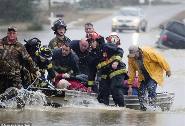 anh: my oan minh duoi bao kem loc xoay, 23 nguoi chet hinh anh 8