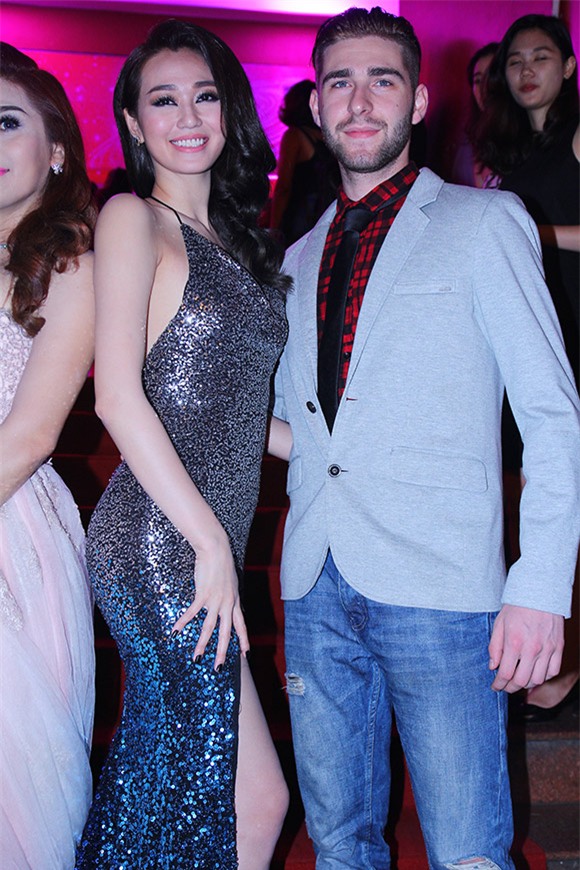 Hà Hồ mặc như không 4